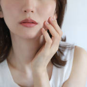 肌の綺麗な女性